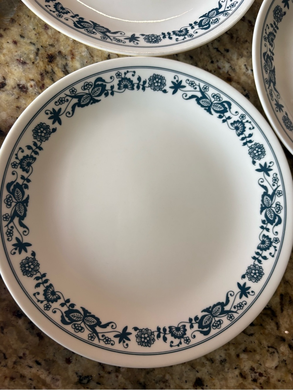 Vintage Corelle “Old Town Blue” 8.5” plates- Set of 5 - Picture 4 of 8